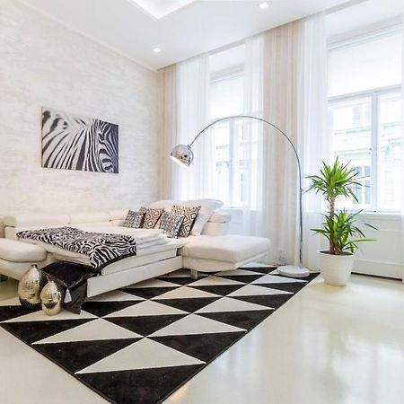 Stylish Apartment 5 Minutes Walk From City Center Praga Esterno foto