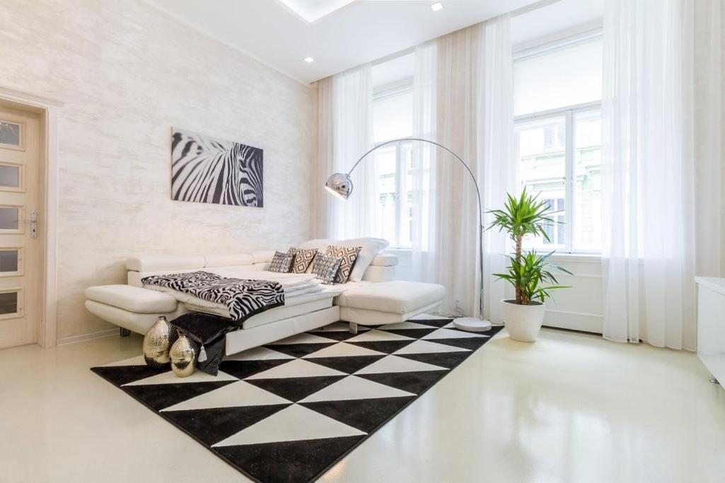 Stylish Apartment 5 Minutes Walk From City Center Praga Esterno foto