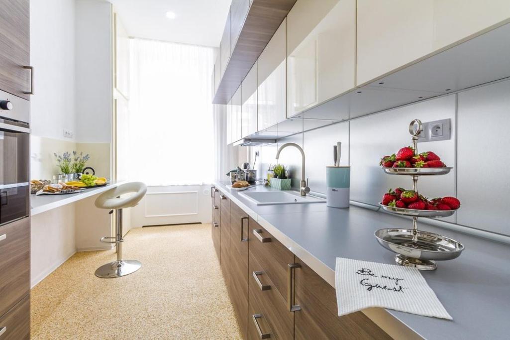 Stylish Apartment 5 Minutes Walk From City Center Praga Esterno foto