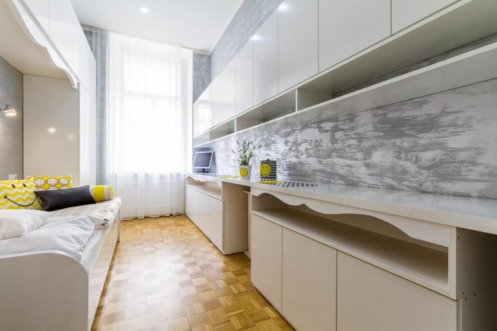 Stylish Apartment 5 Minutes Walk From City Center Praga Esterno foto