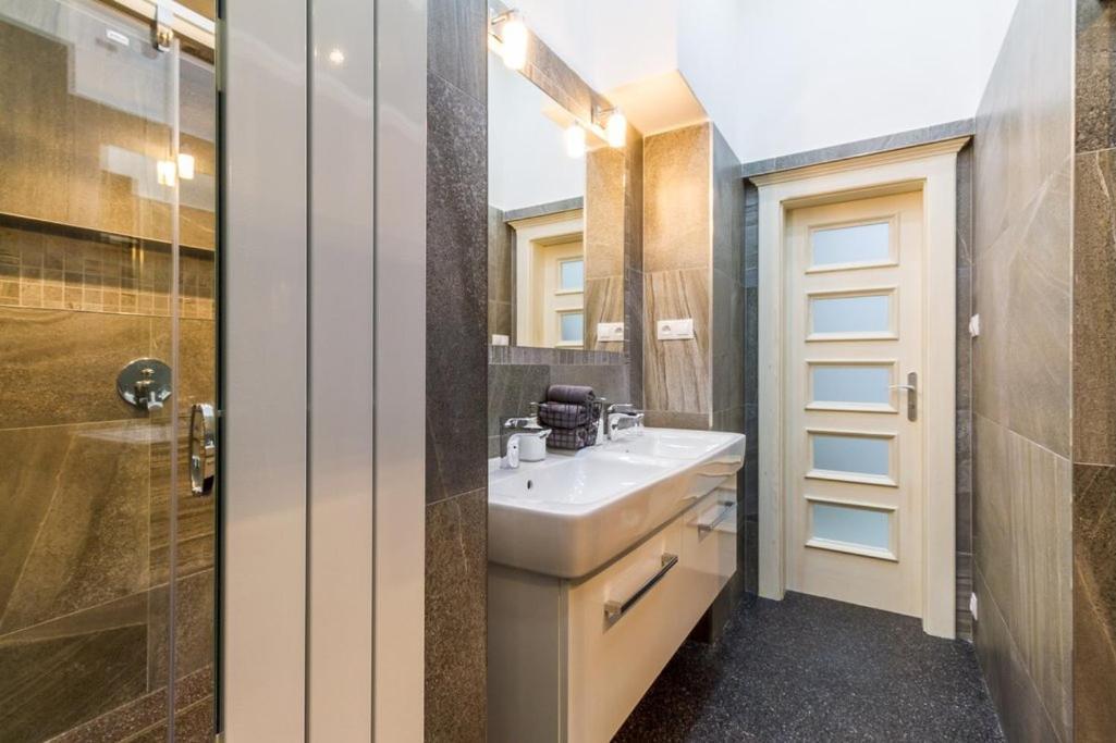 Stylish Apartment 5 Minutes Walk From City Center Praga Esterno foto