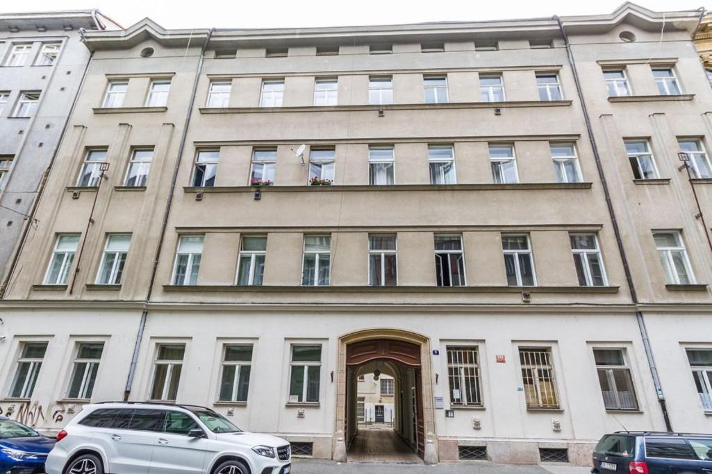 Stylish Apartment 5 Minutes Walk From City Center Praga Esterno foto