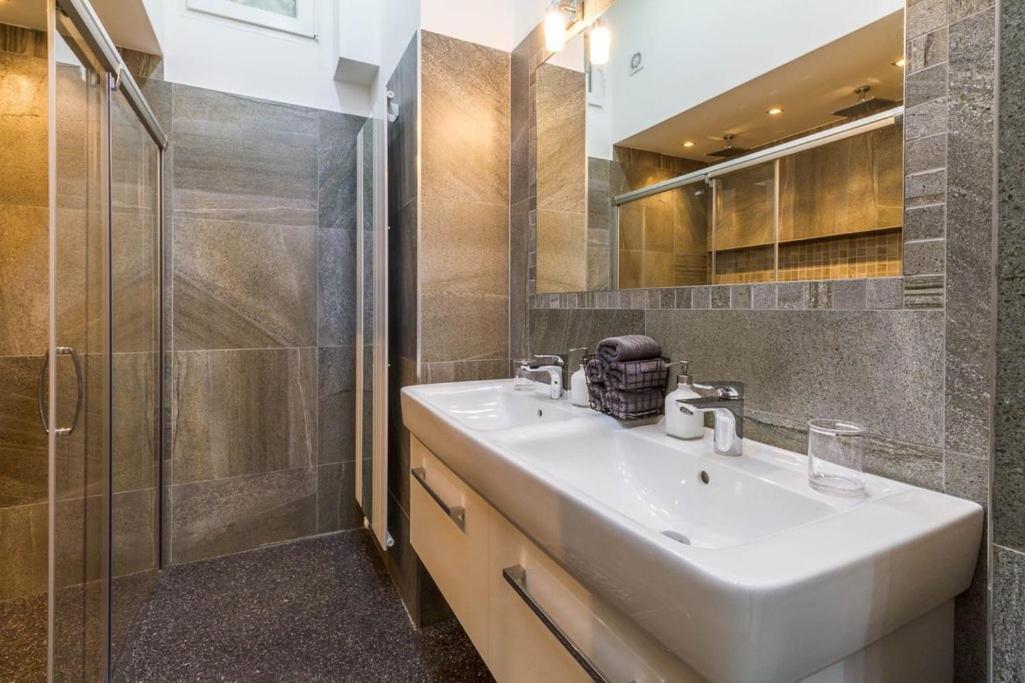Stylish Apartment 5 Minutes Walk From City Center Praga Esterno foto