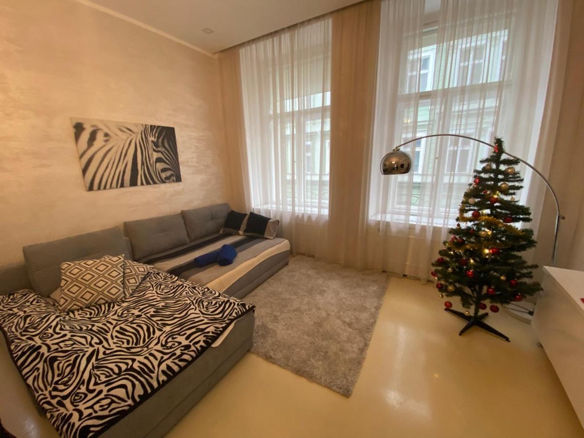Stylish Apartment 5 Minutes Walk From City Center Praga Esterno foto